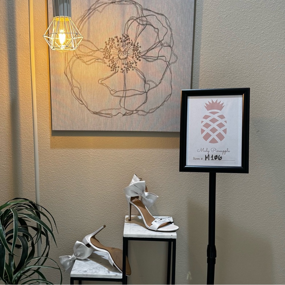 NWT/no box: Express size 9 white satin 4 inch heels with bows